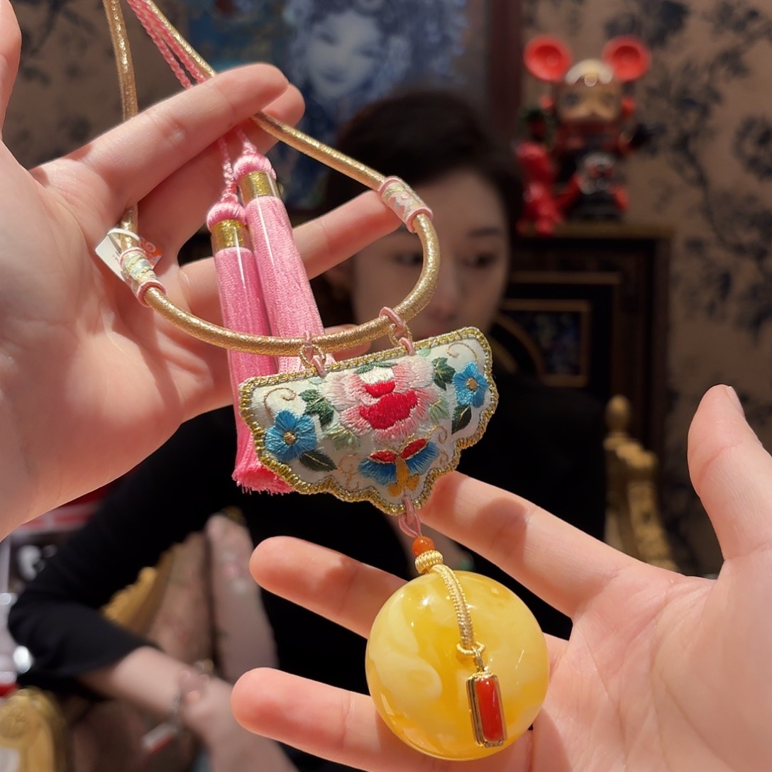 蜜蜡颈饰18K金镶嵌颈饰