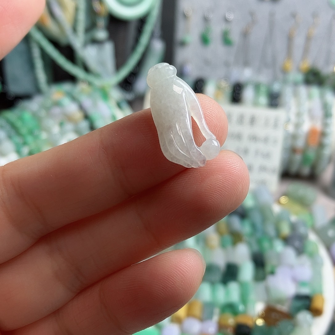 翡翠颈饰未镶嵌掌上明珠