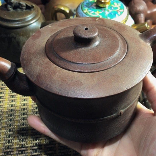 紫砂茶壶原矿泥料手工制作的紫砂壶。