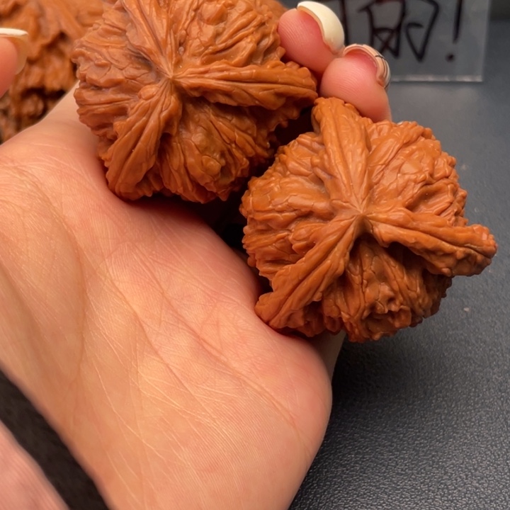 L***n文玩核桃吊坠白狮子