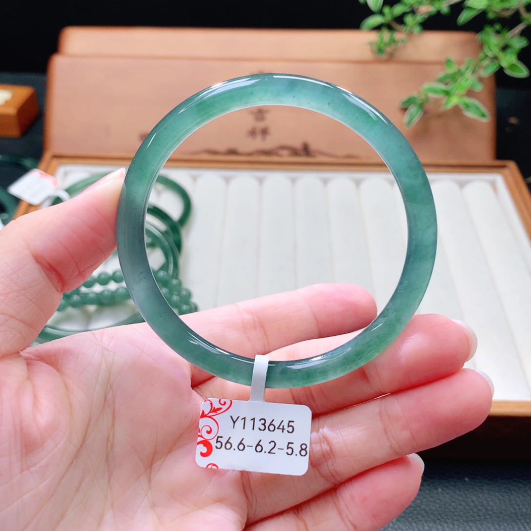 翡翠未镶嵌手镯（圆镯）