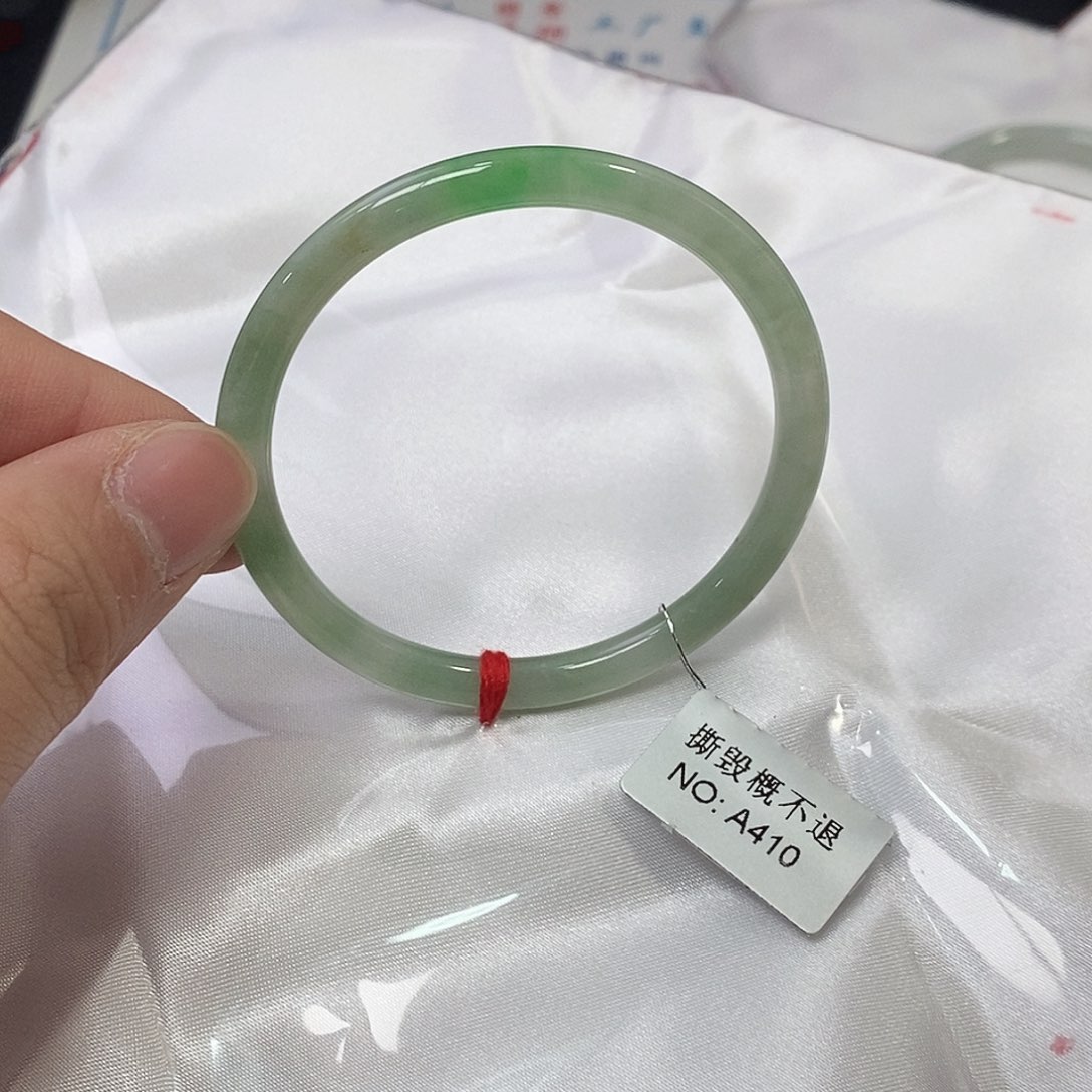 翡翠未镶嵌手镯（圆镯）