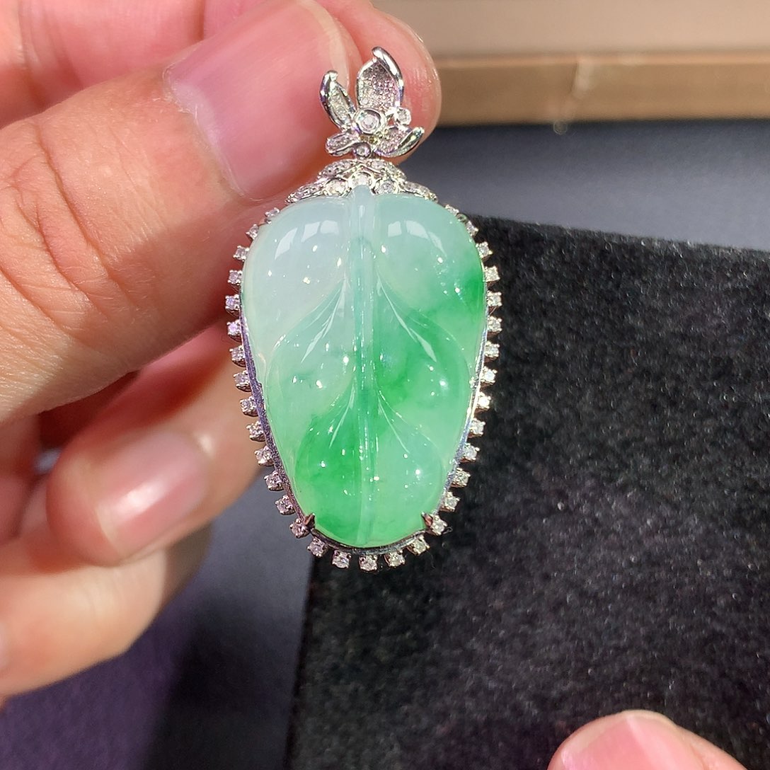 翡翠吊坠(赠链)18K金镶嵌