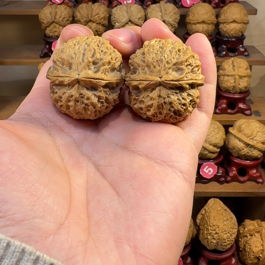 铁核桃把件臻龙铁绣球