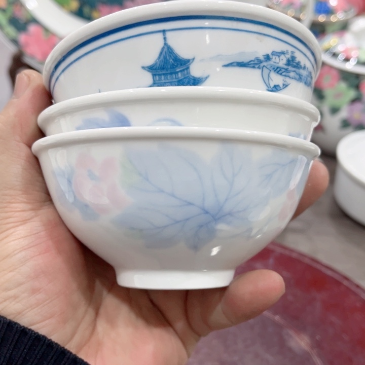 碟釉下五彩的瓷器和瓷器