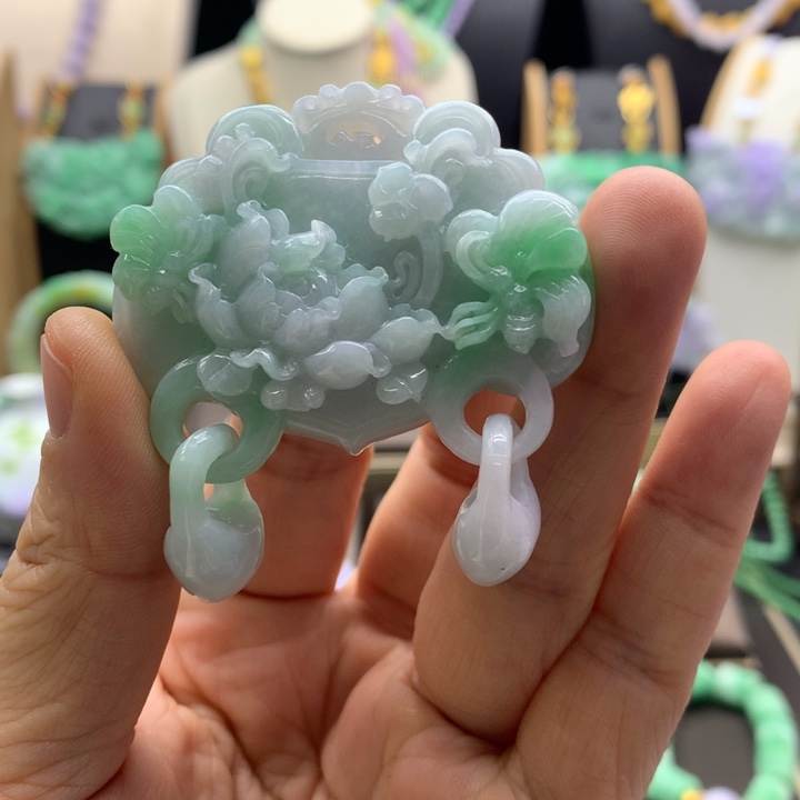 翡翠吊坠(赠链)未镶嵌