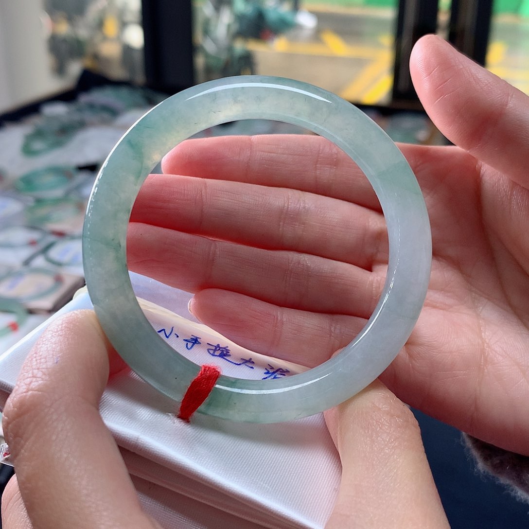 翡翠手镯未镶嵌翡翠