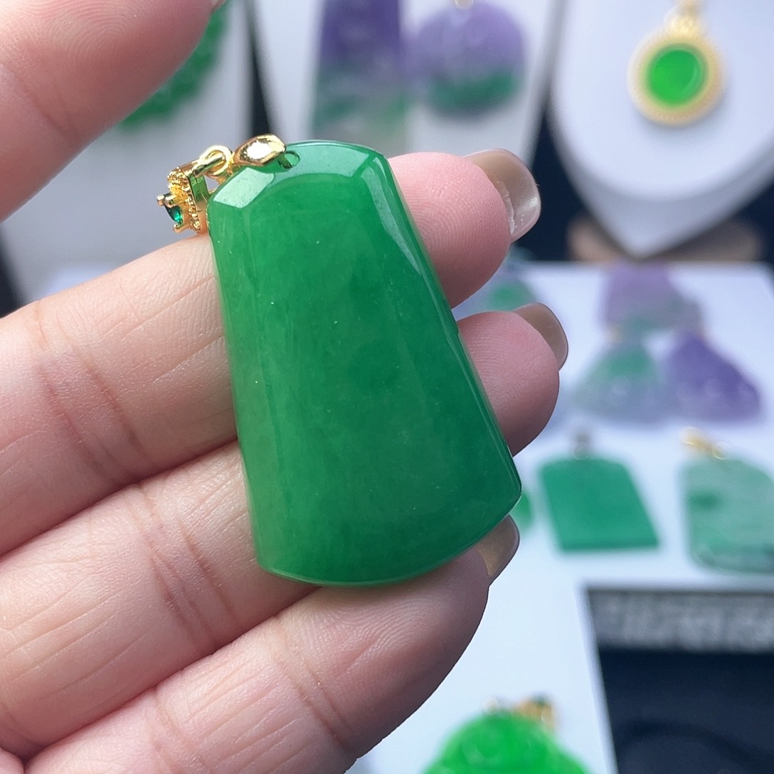 翡翠吊坠(赠链)未镶嵌