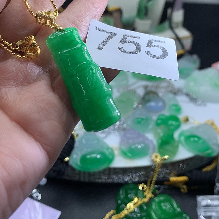 翡翠未镶嵌吊坠(赠链)