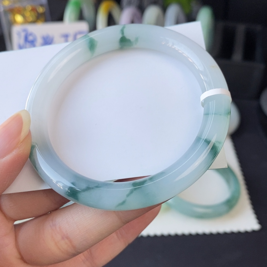 翡翠未镶嵌手镯牛奶底飘花53.3