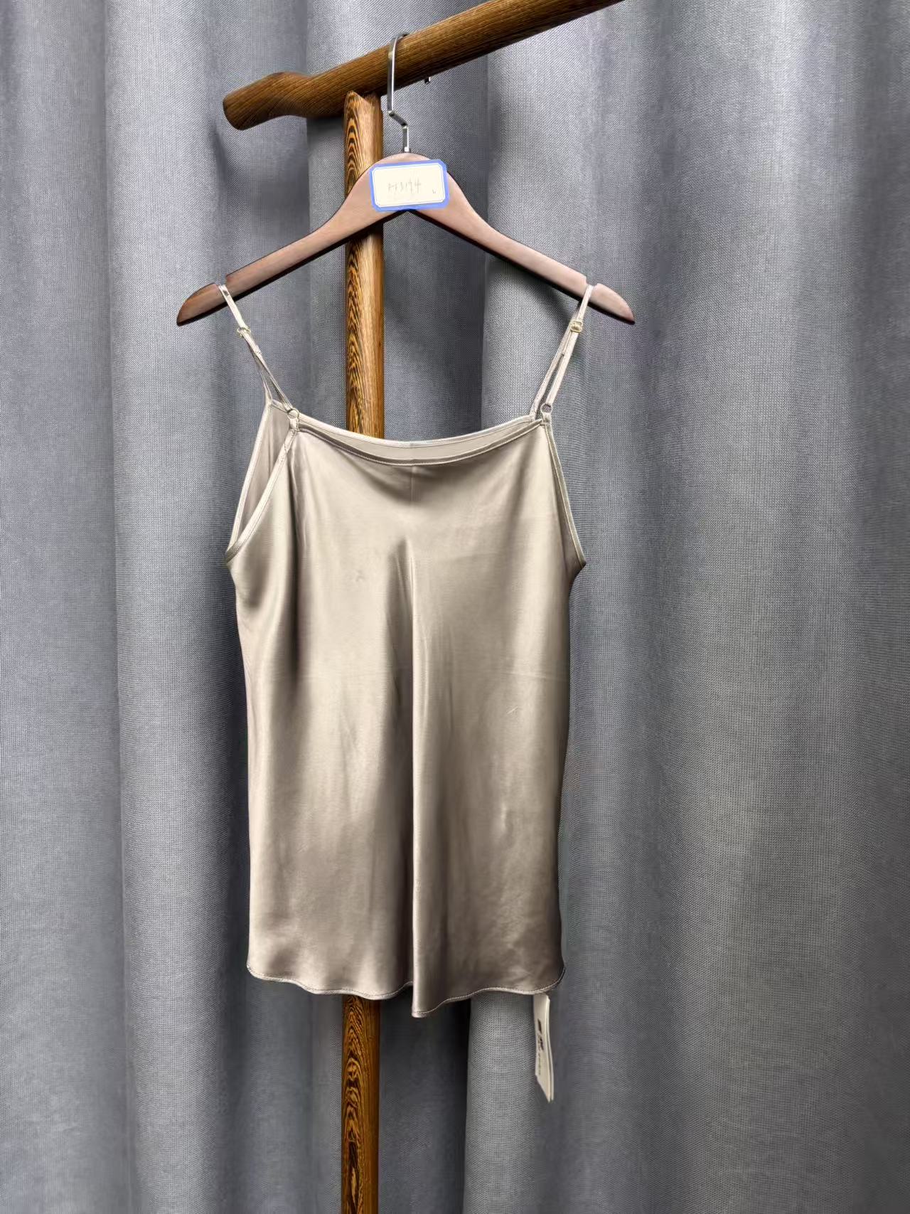 2025夏季新款简约百搭桑蚕丝吊带女H3194