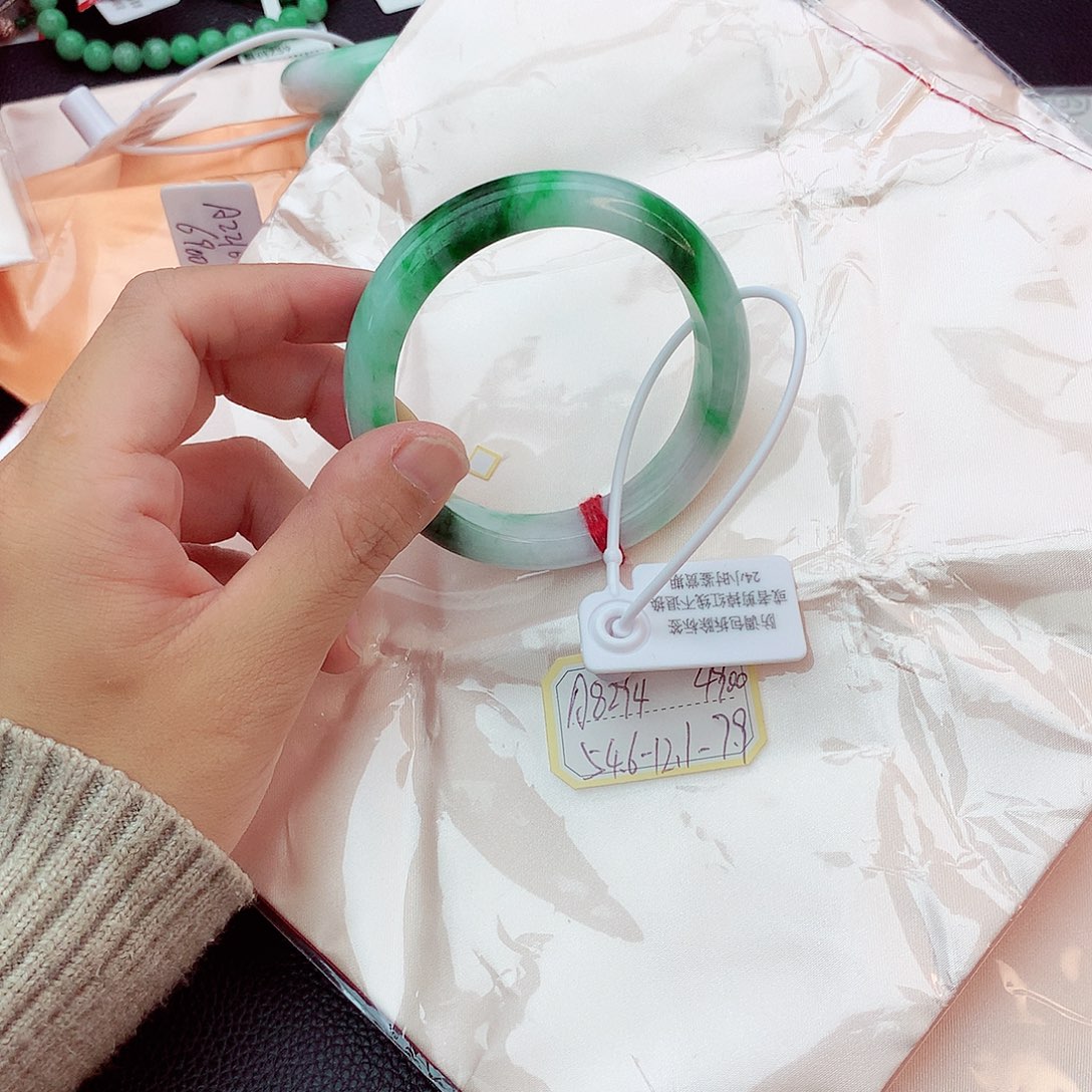 翡翠手镯未镶嵌翡翠