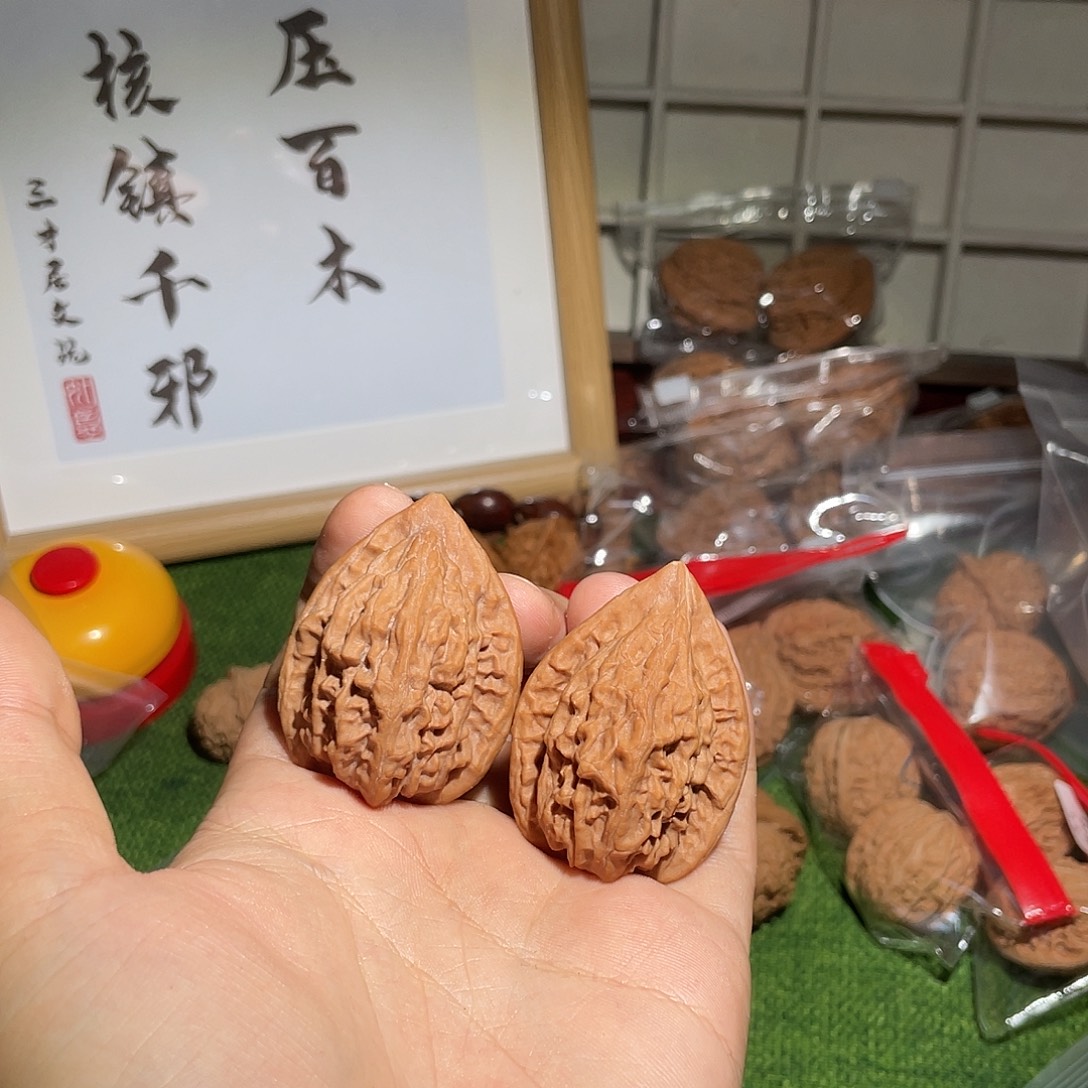 L***,把件文玩核桃37大红袍（高差迟）