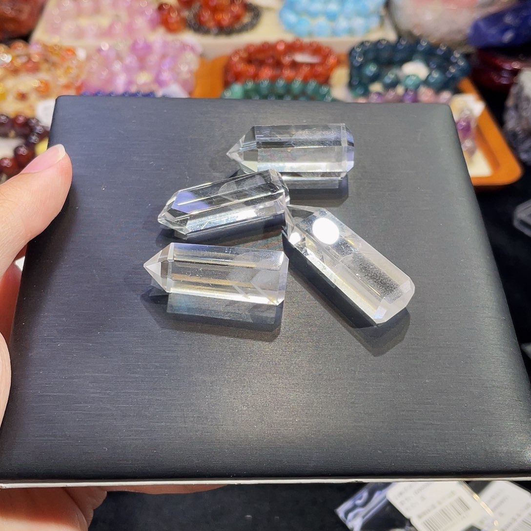 天然辰砂白幽灵金字塔原石