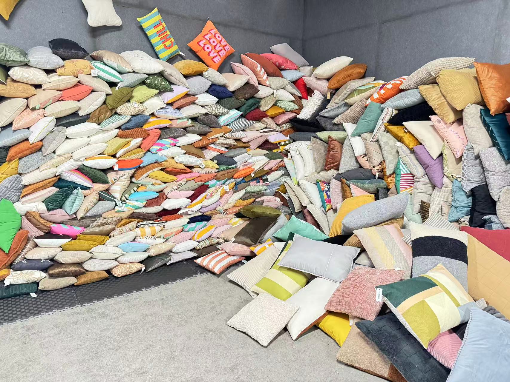 外贸孤品现代简约纯色车载卧室加厚靠枕含芯沙发抱枕垫腰靠背垫