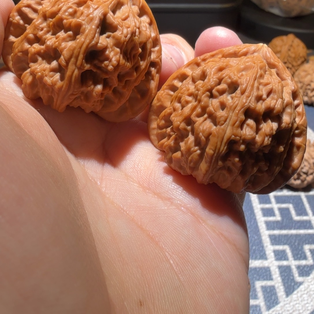 贝***塔文玩核桃把件三角白
