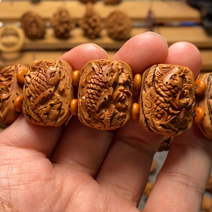 禧***遇桃核雕刻鲤鱼手牌