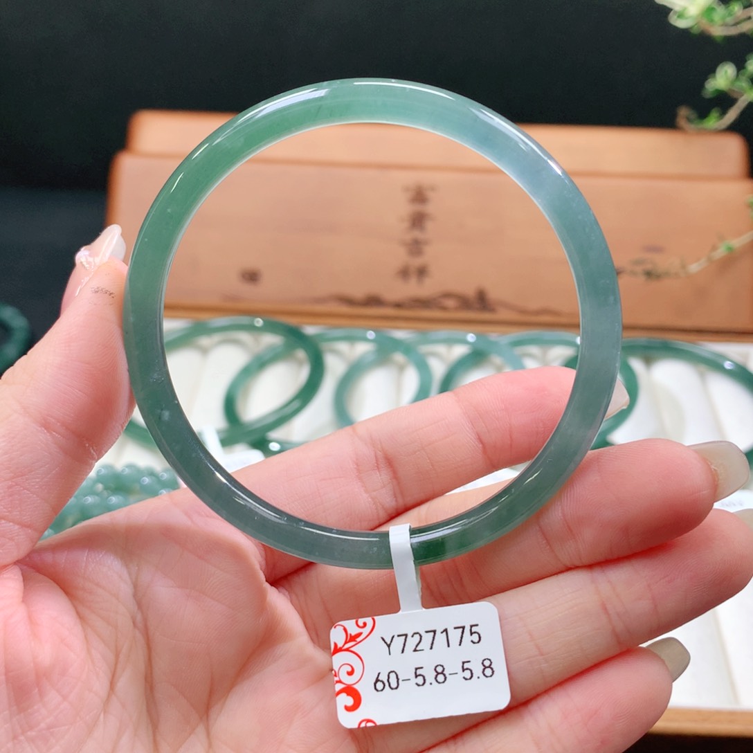 翡翠手镯未镶嵌天然