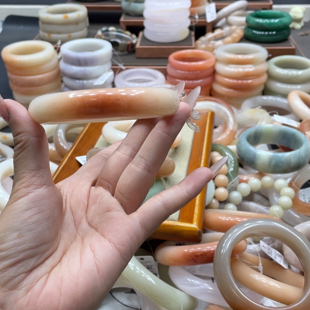 是****石英质玉手镯未镶嵌