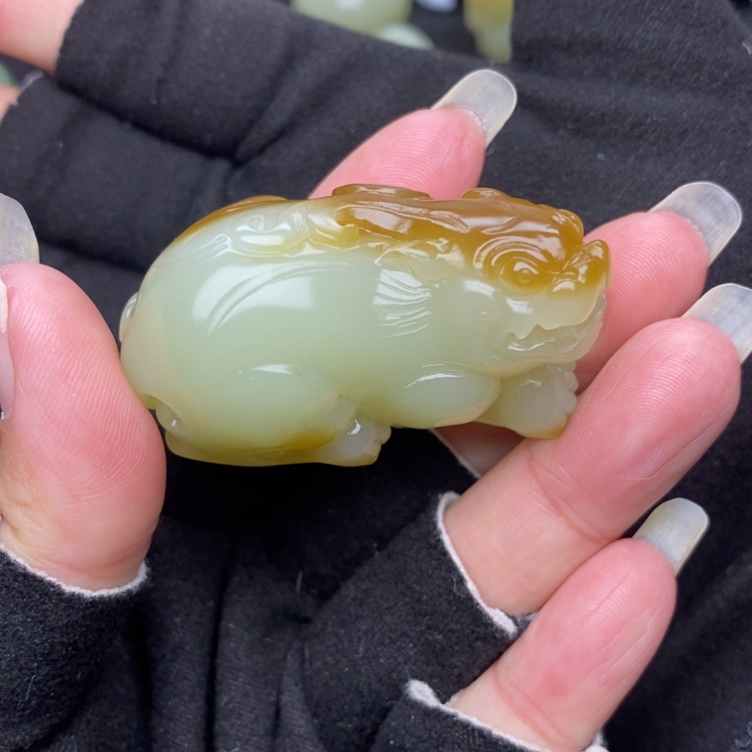 陌***生和田玉未镶嵌挂件