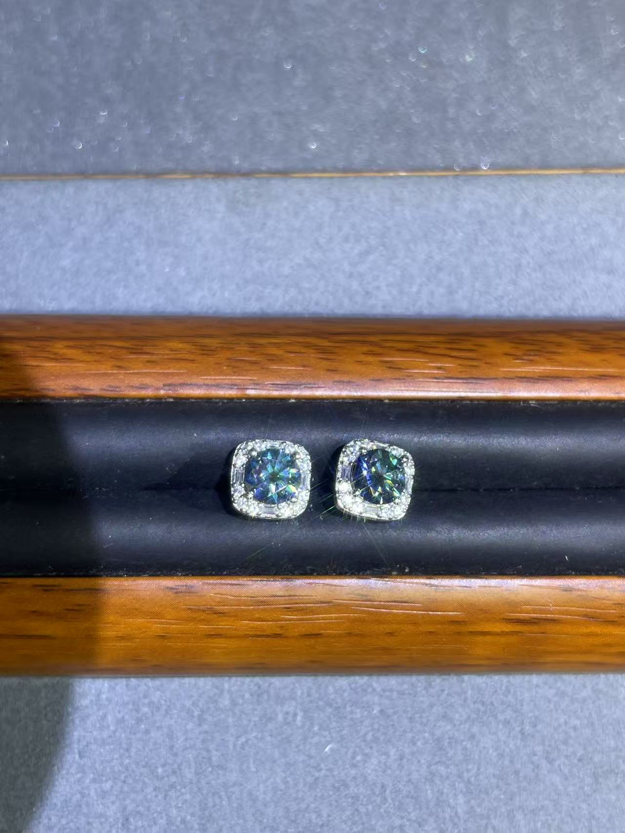 a3042白色满镶四爪耳钉多样性发货