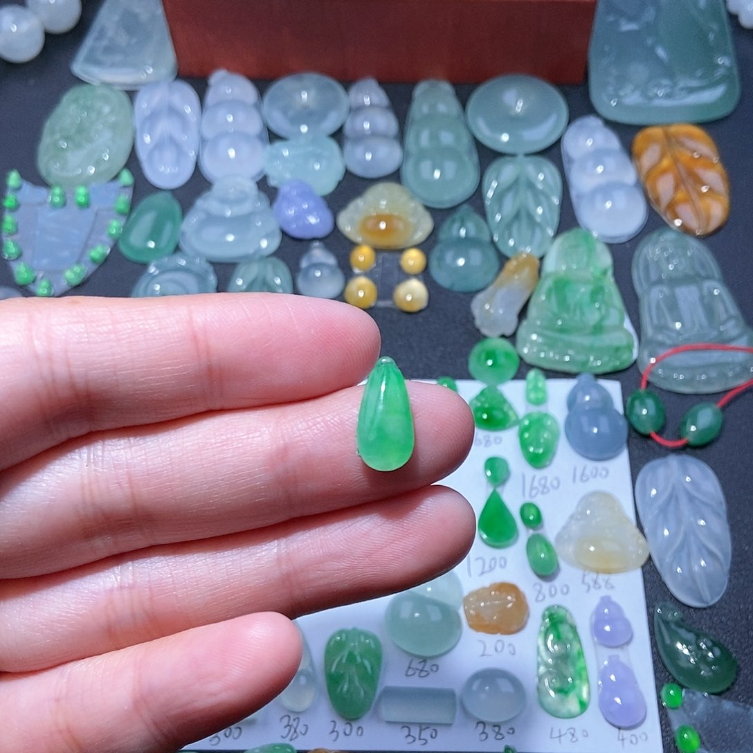 翡翠颈饰未镶嵌绿福瓜