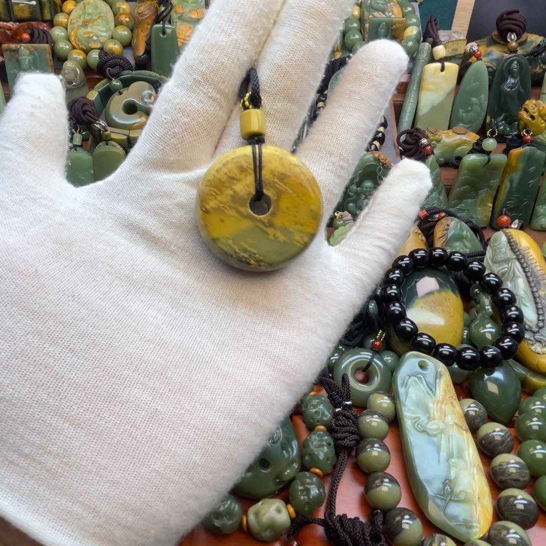 岫岩河磨玉（透闪石质玉）未镶嵌颈饰