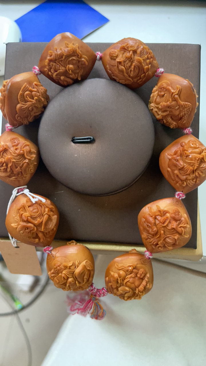 橄榄核雕刻文玩作品