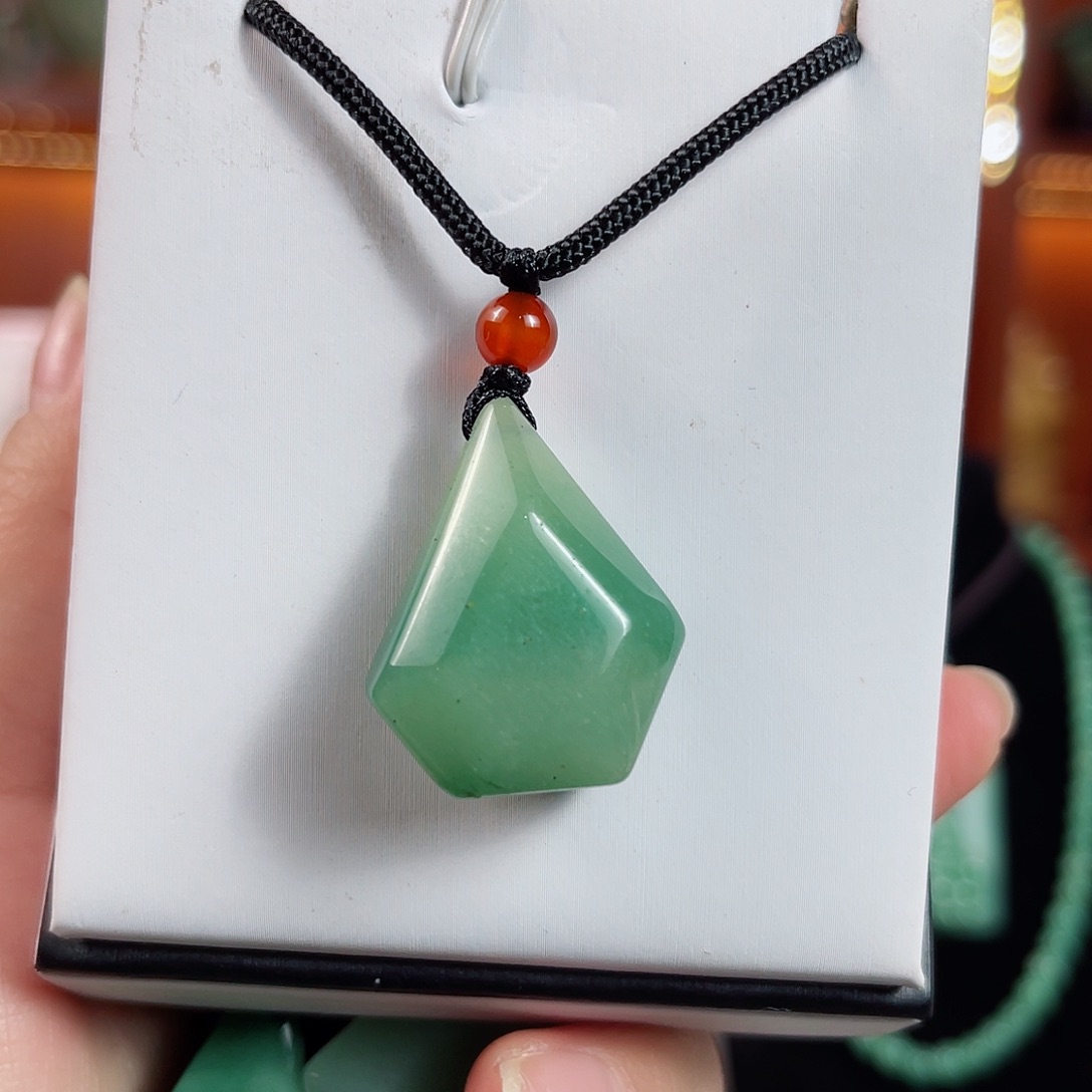 密玉（石英质玉）颈饰未镶嵌