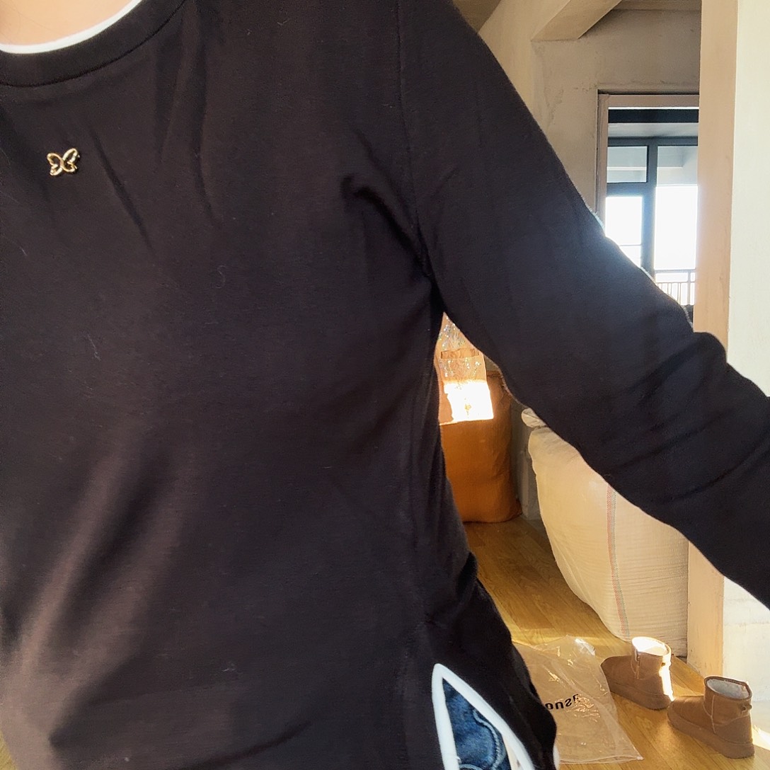 M 码黑色小衫。     