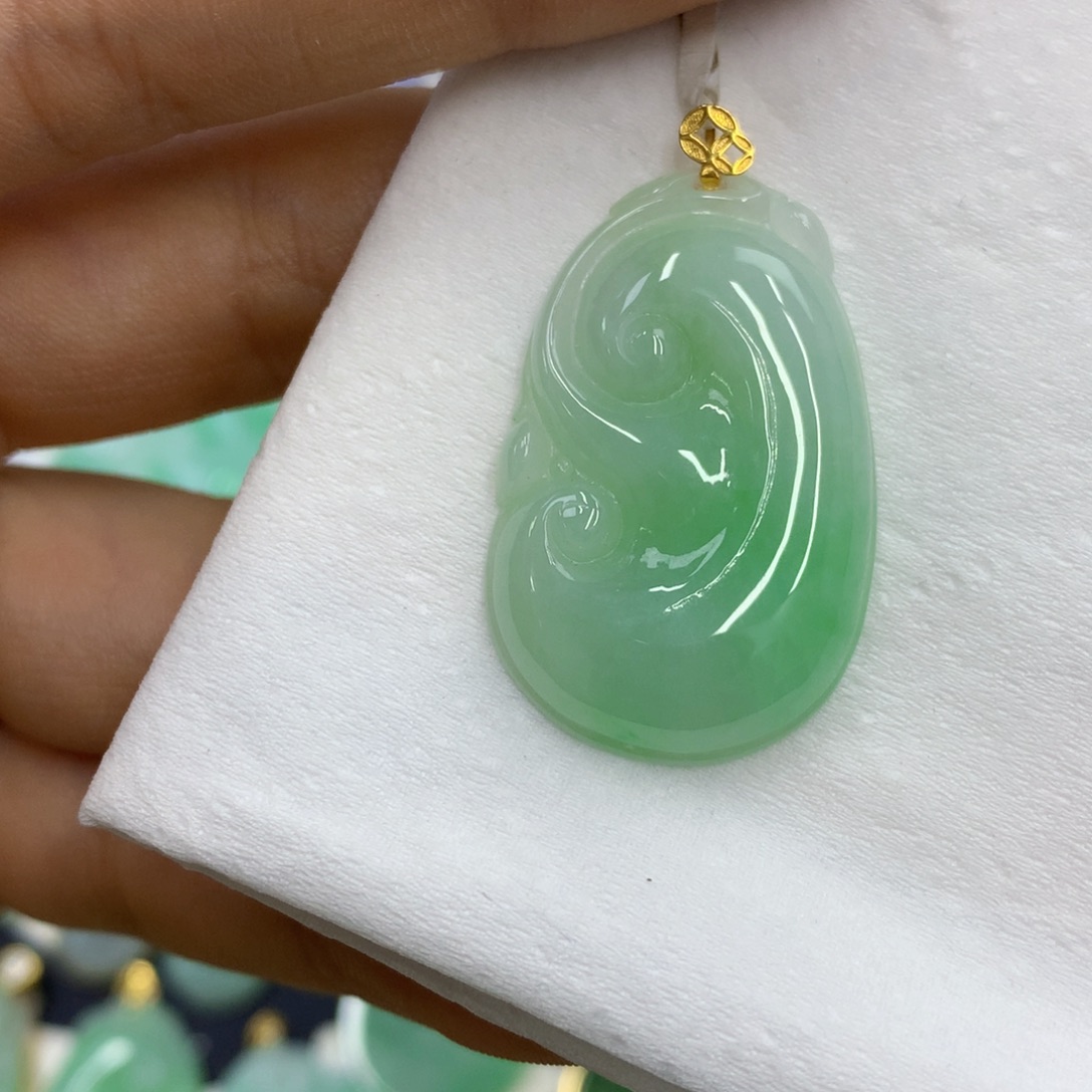 翡翠18K金镶嵌颈饰