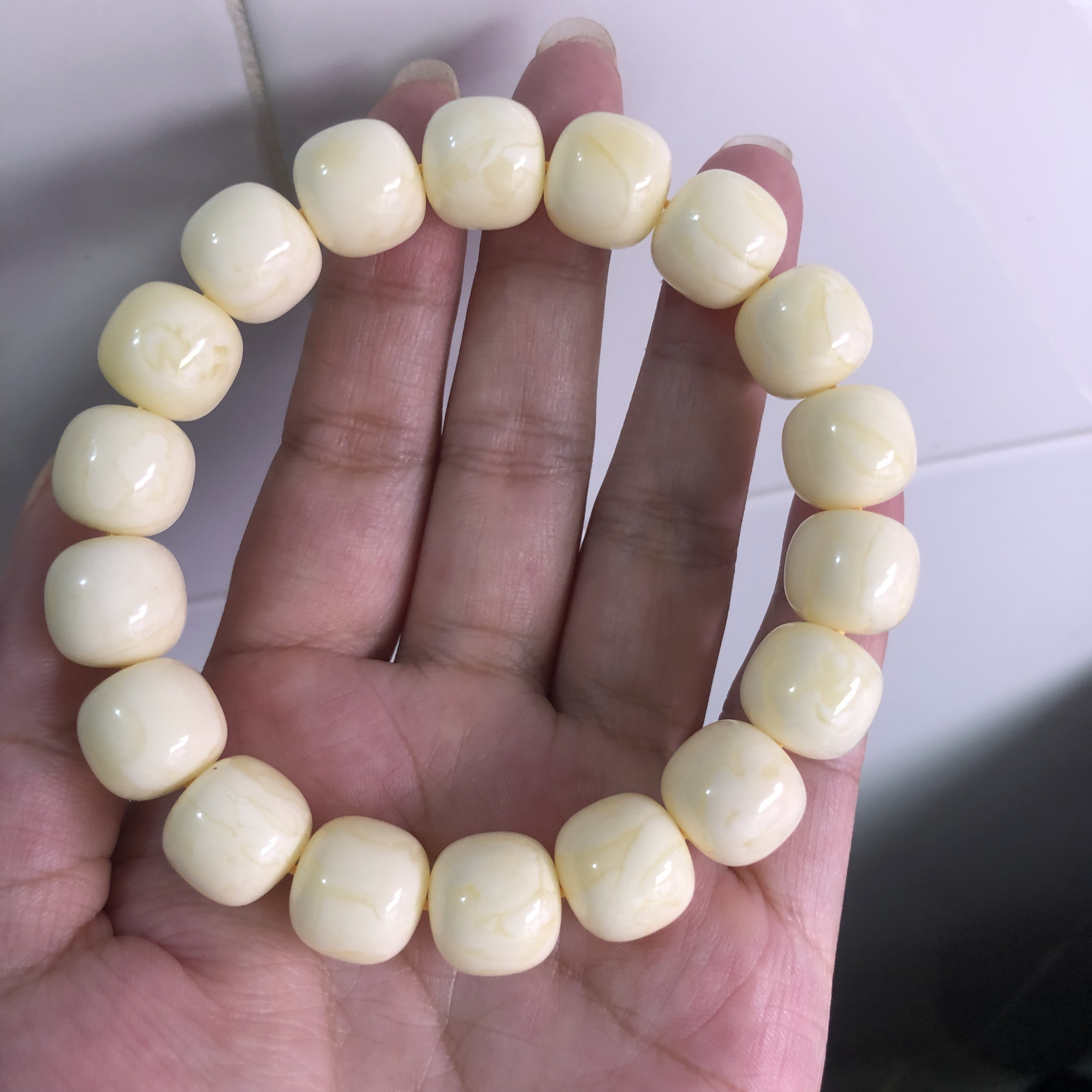 焦皮料白蜡同料老型13蜜蜡，蜡质浓郁又润，瓷白品质