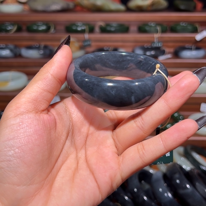 和田玉（墨玉）未镶嵌手镯聚墨青花