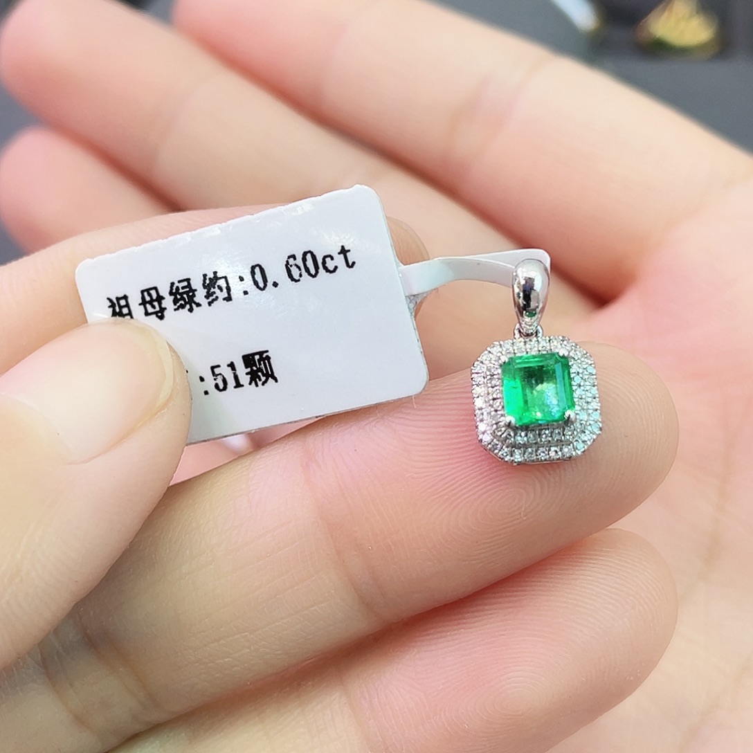 18K金镶嵌颈饰祖母绿0.60克拉