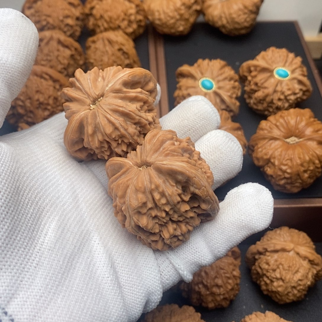 文玩核桃把件流**落四座楼