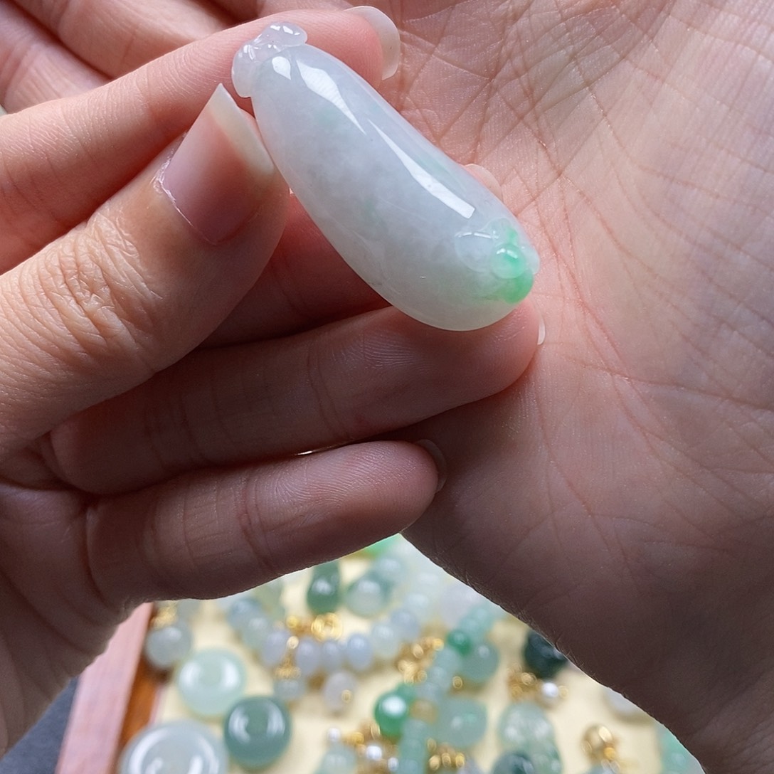 翡翠颈饰未镶嵌闪