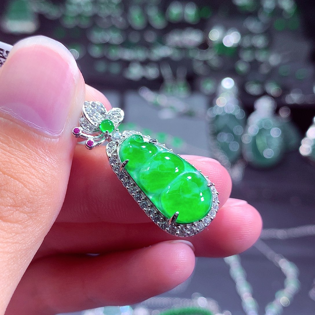 翡翠未镶嵌颈饰挂件