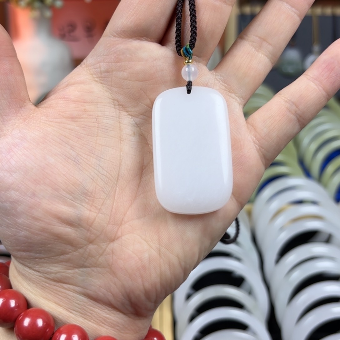 透闪石质玉颈饰未镶嵌