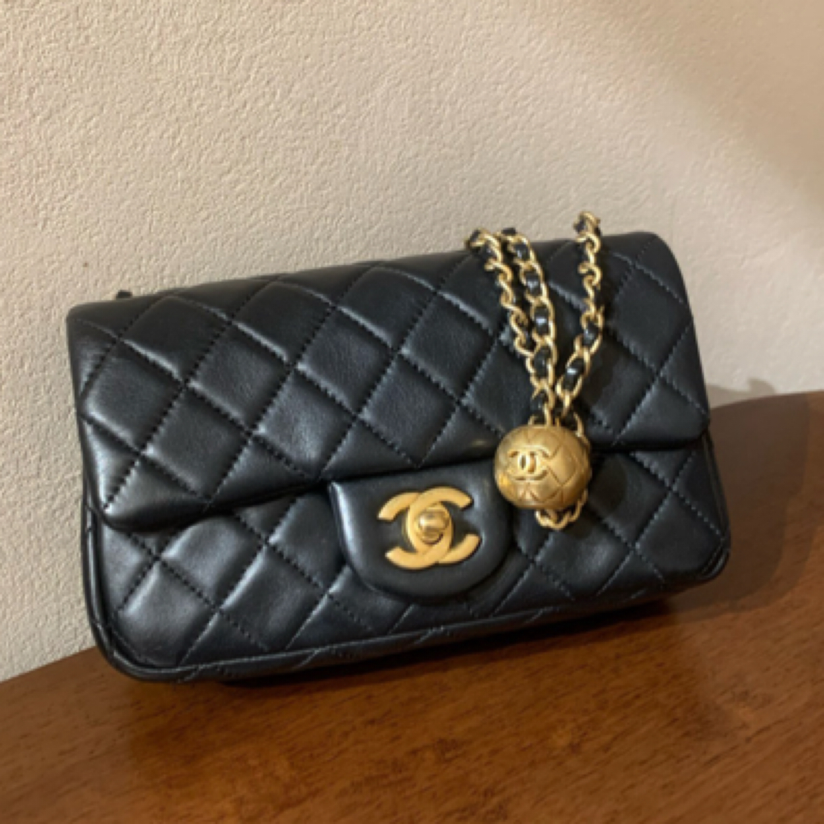 99新 Chanel/香奈儿 21C黑金羊皮金球大mini单肩斜挎包