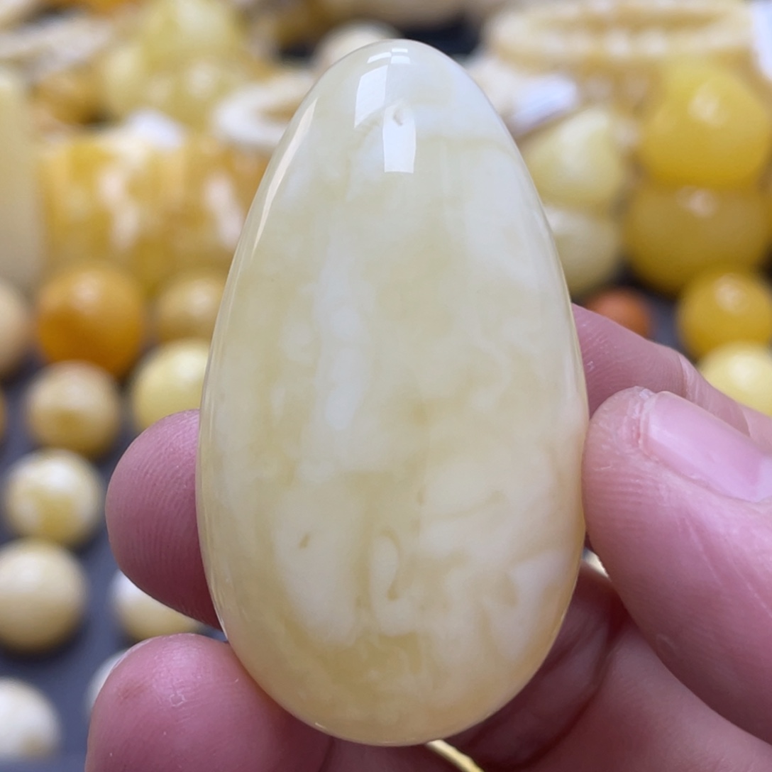 蜜蜡未镶嵌裸石46*26*12mm白花小水滴