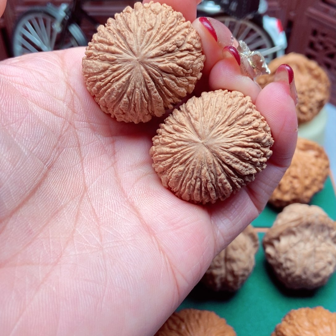 文玩核桃吊坠金丝猴头元宝