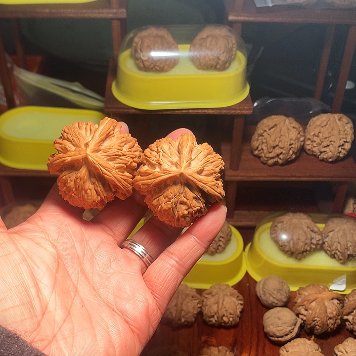 安***步文玩核桃吊坠白狮子三棱