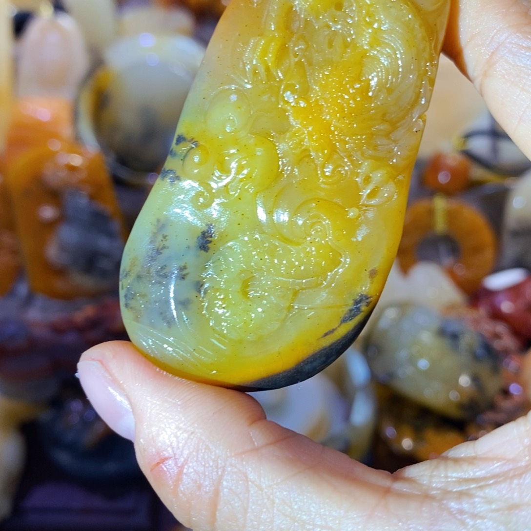 石英质玉（黄龙玉）颈饰未镶嵌