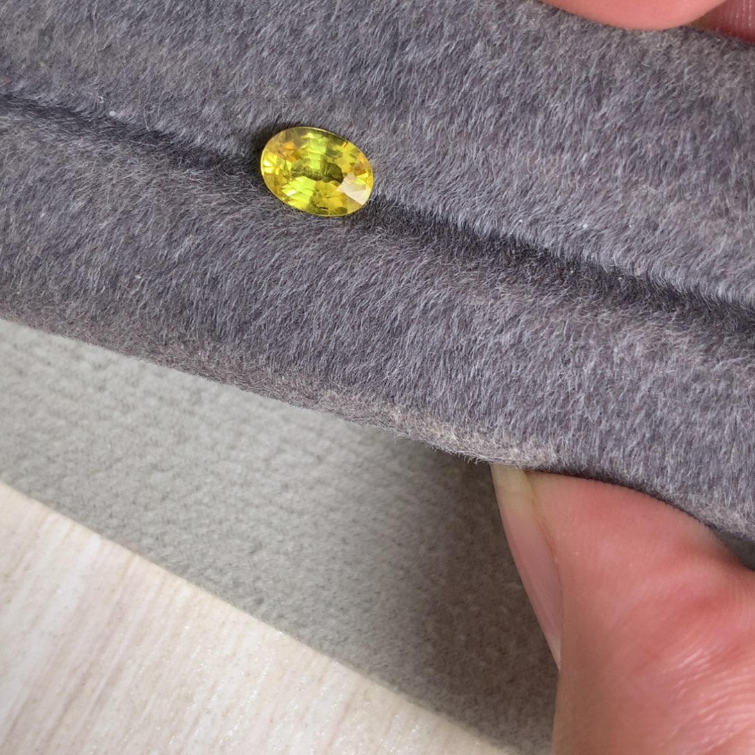 蓝宝石裸石1.36 斯里兰卡 金丝雀