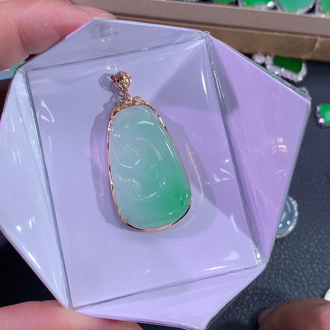 翡翠吊坠(赠链)18K金镶嵌