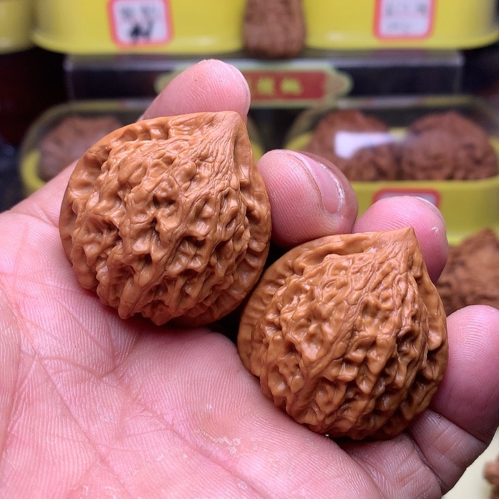 文玩核桃吊坠王**r金牛