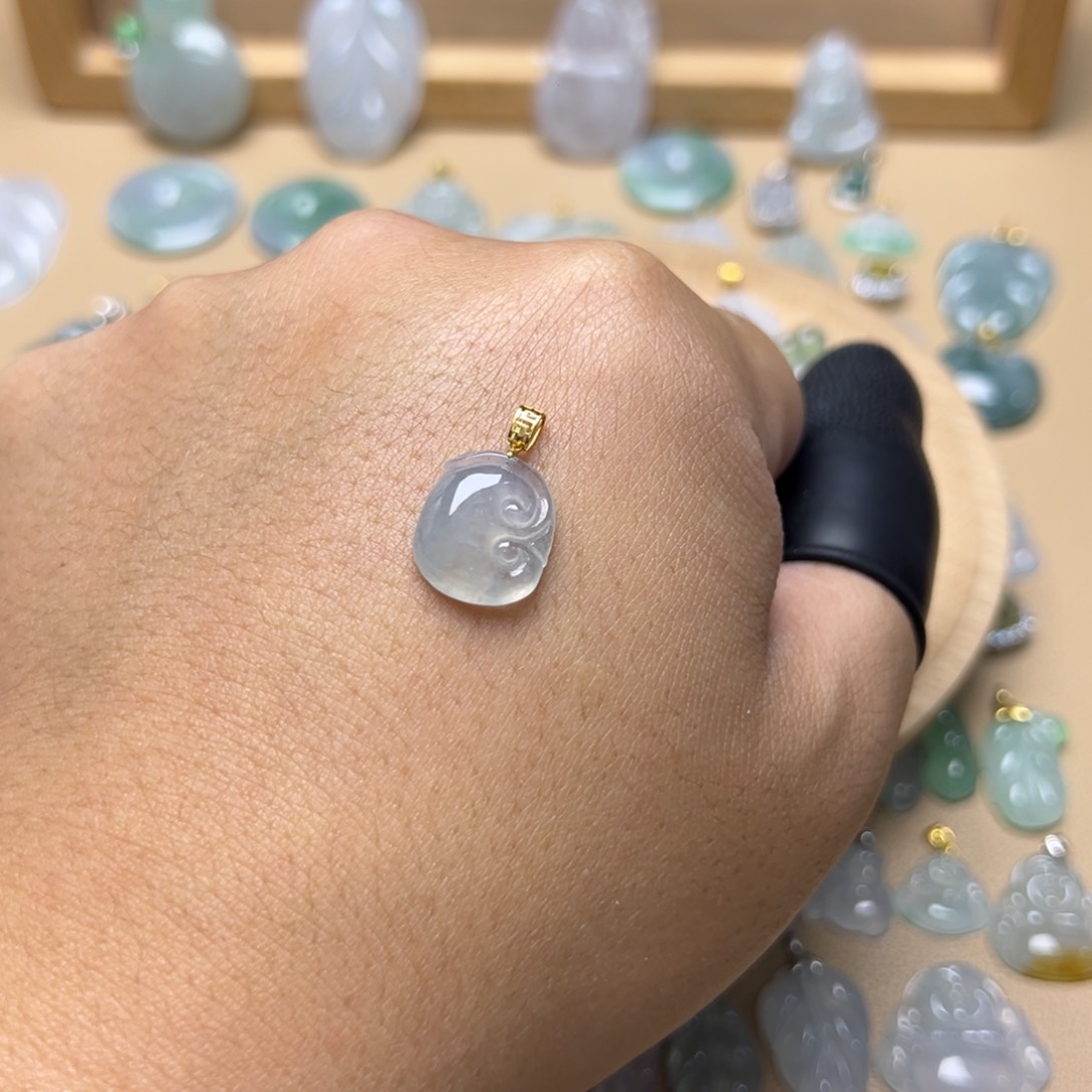 翡翠颈饰18K金镶嵌如意