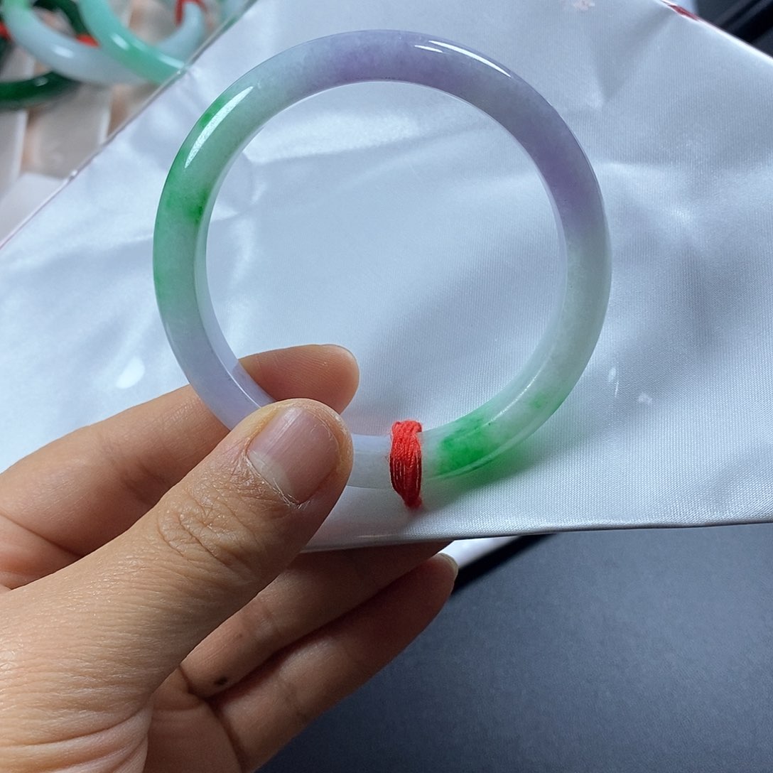 以实物为准，翡翠手镯