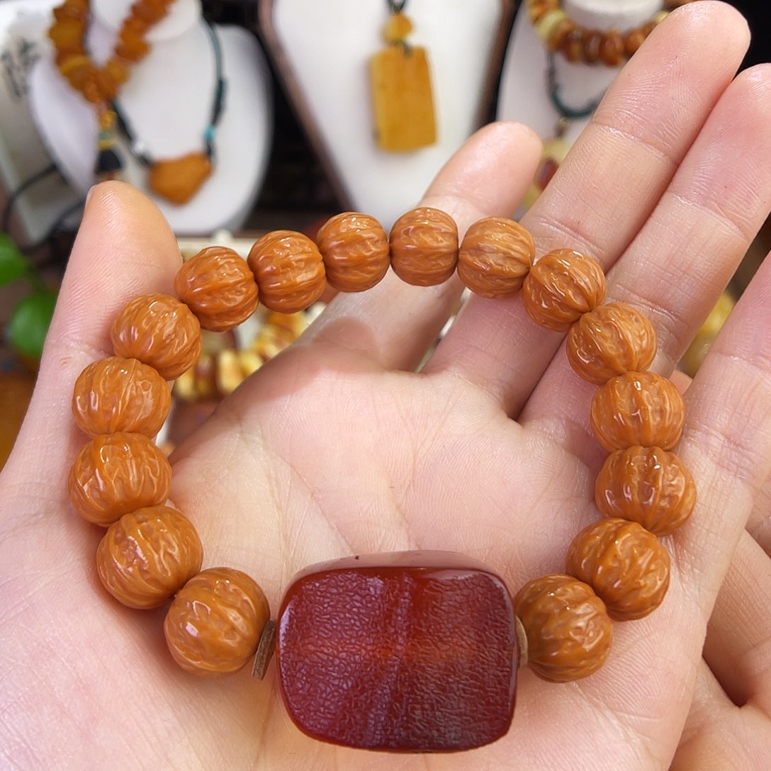 琥珀珠宝奇石未镶嵌。