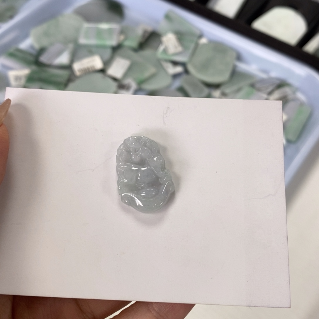 翡翠未镶嵌颈饰蛇牌